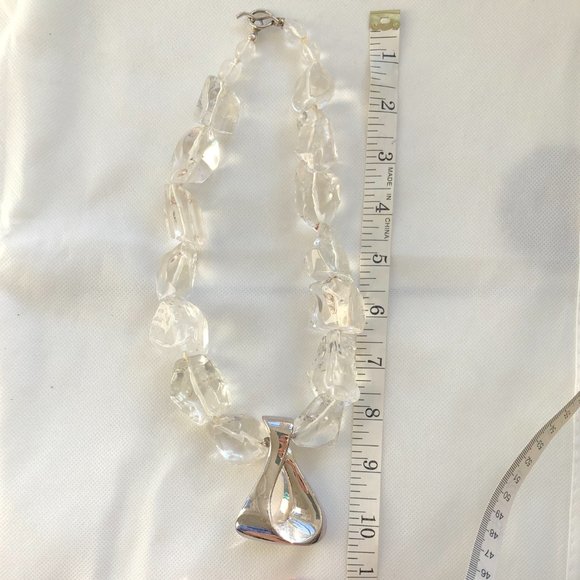 Gorgeous necklace with silver pendant and resin stones - Picture 2 of 5